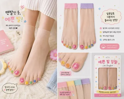발가락마다 다른 색상의 매니큐어가 칠해진 누드 양말