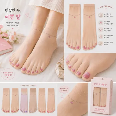발가락이 보이는 누드 양말에 발톱 메니큐어가 칠해져 있습니다.